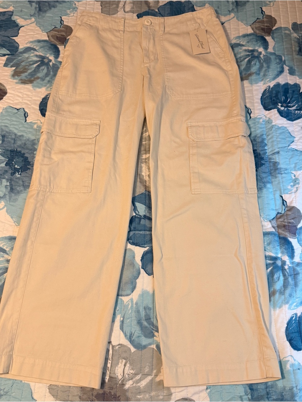 Universal Thread Cream High-Rise Cargo Pants